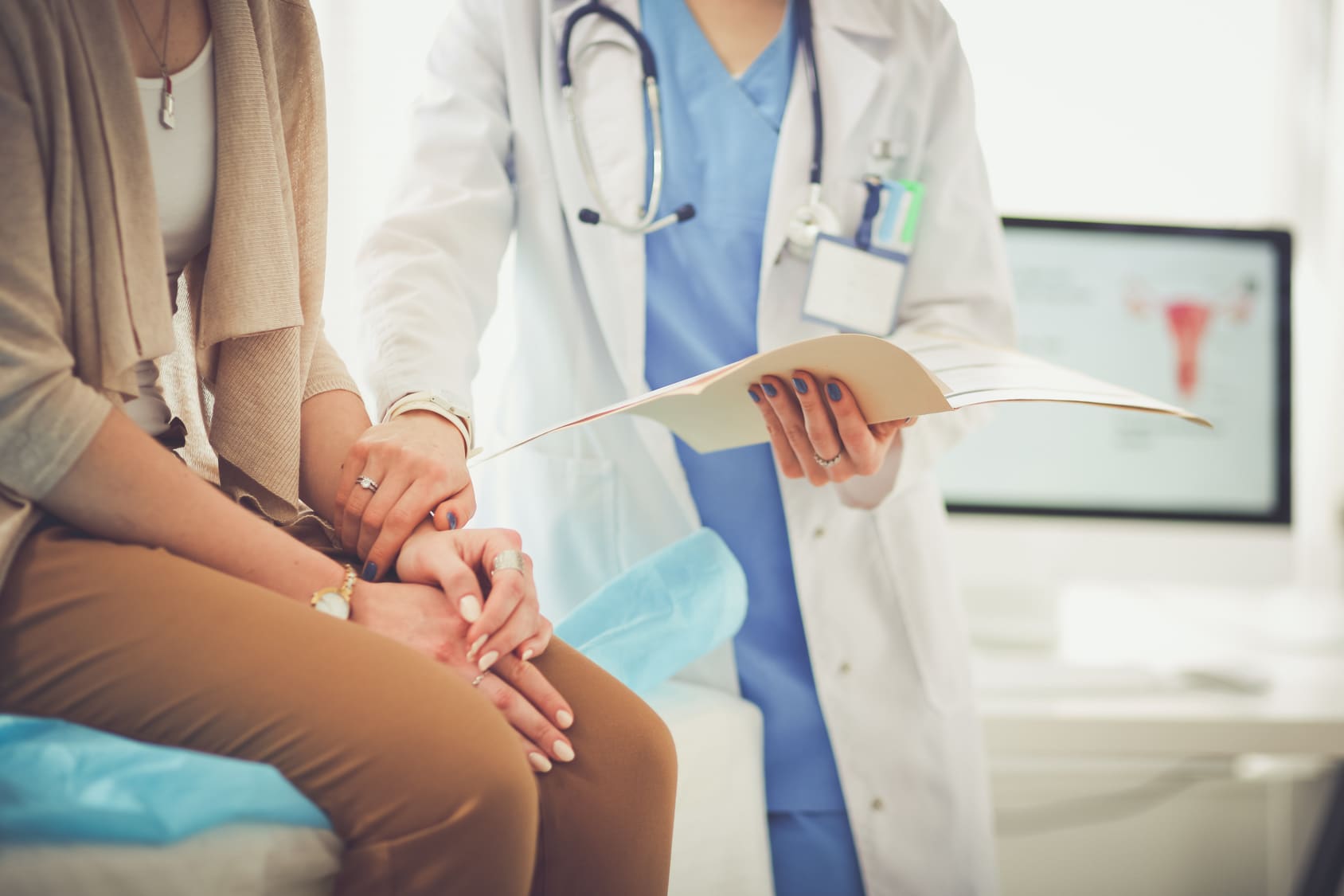 Doctor and patient discussing something while sitting at the table . Medicine and health care concept. Doctor and patient. Wsparcie medyczne.